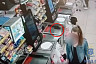 Саратовец похитил забытый на кассе самообслуживания телефон и попался